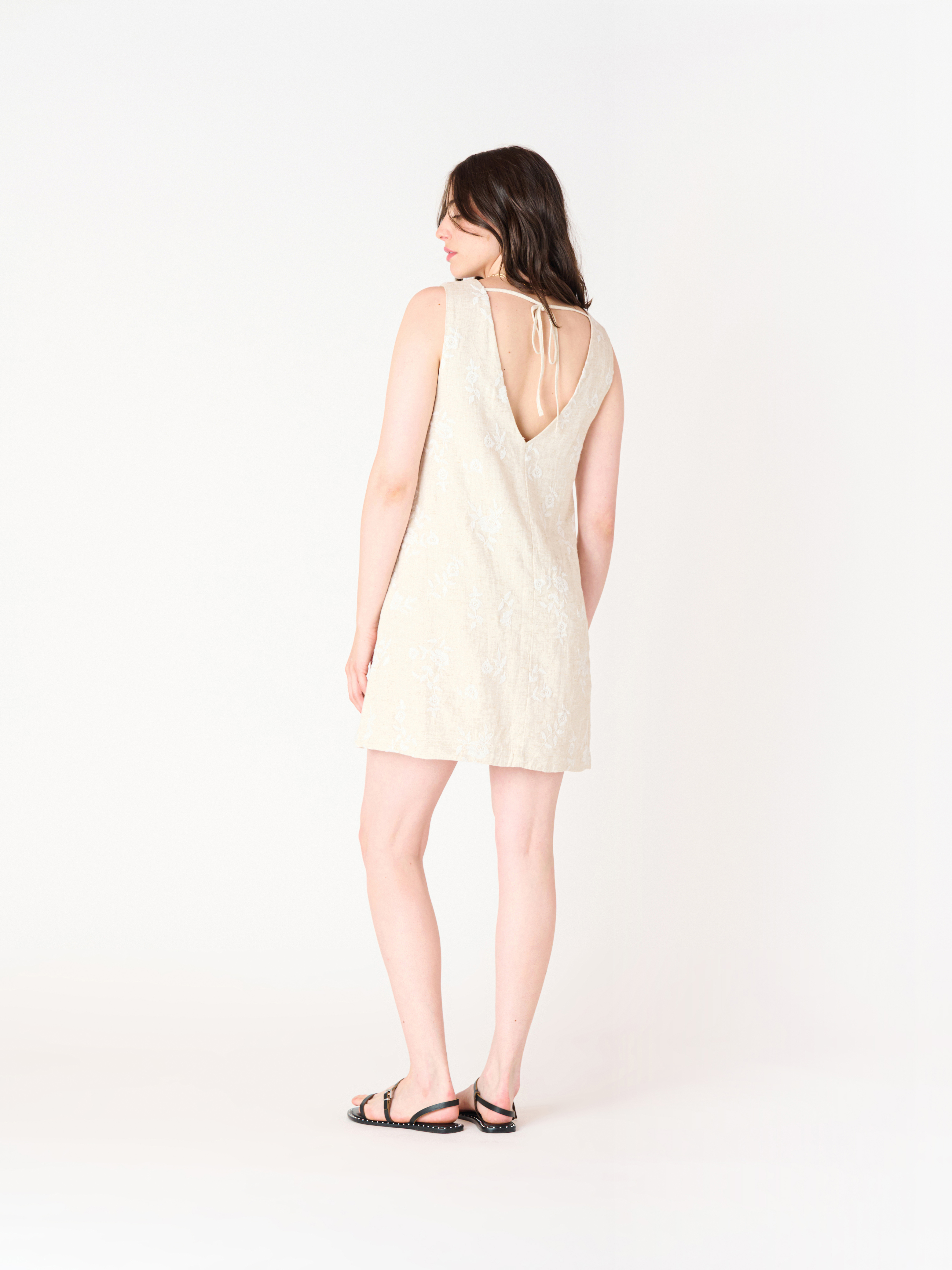 Robe en lin brodée et boucle au dos 