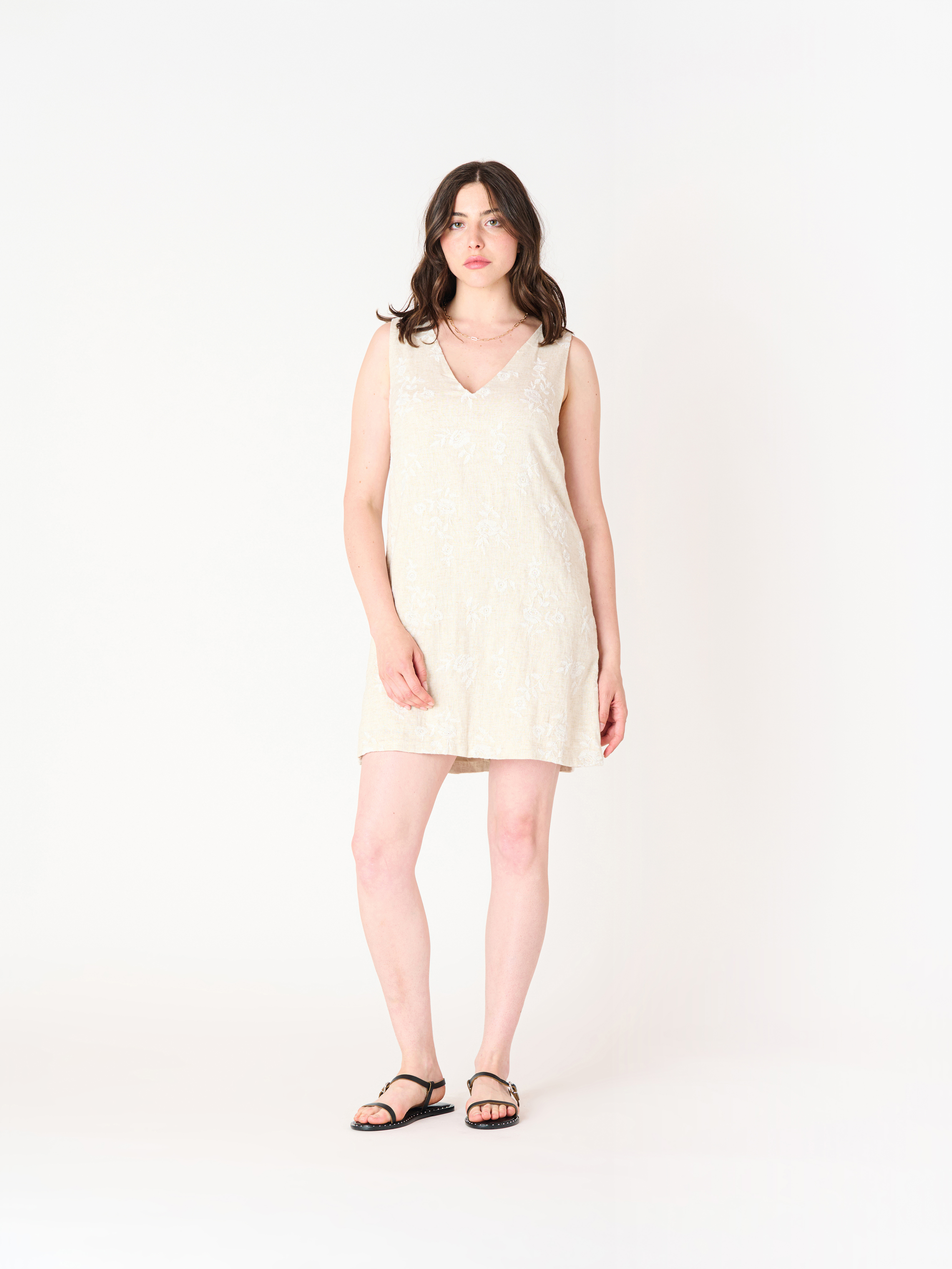 Robe en lin brodée et boucle au dos 