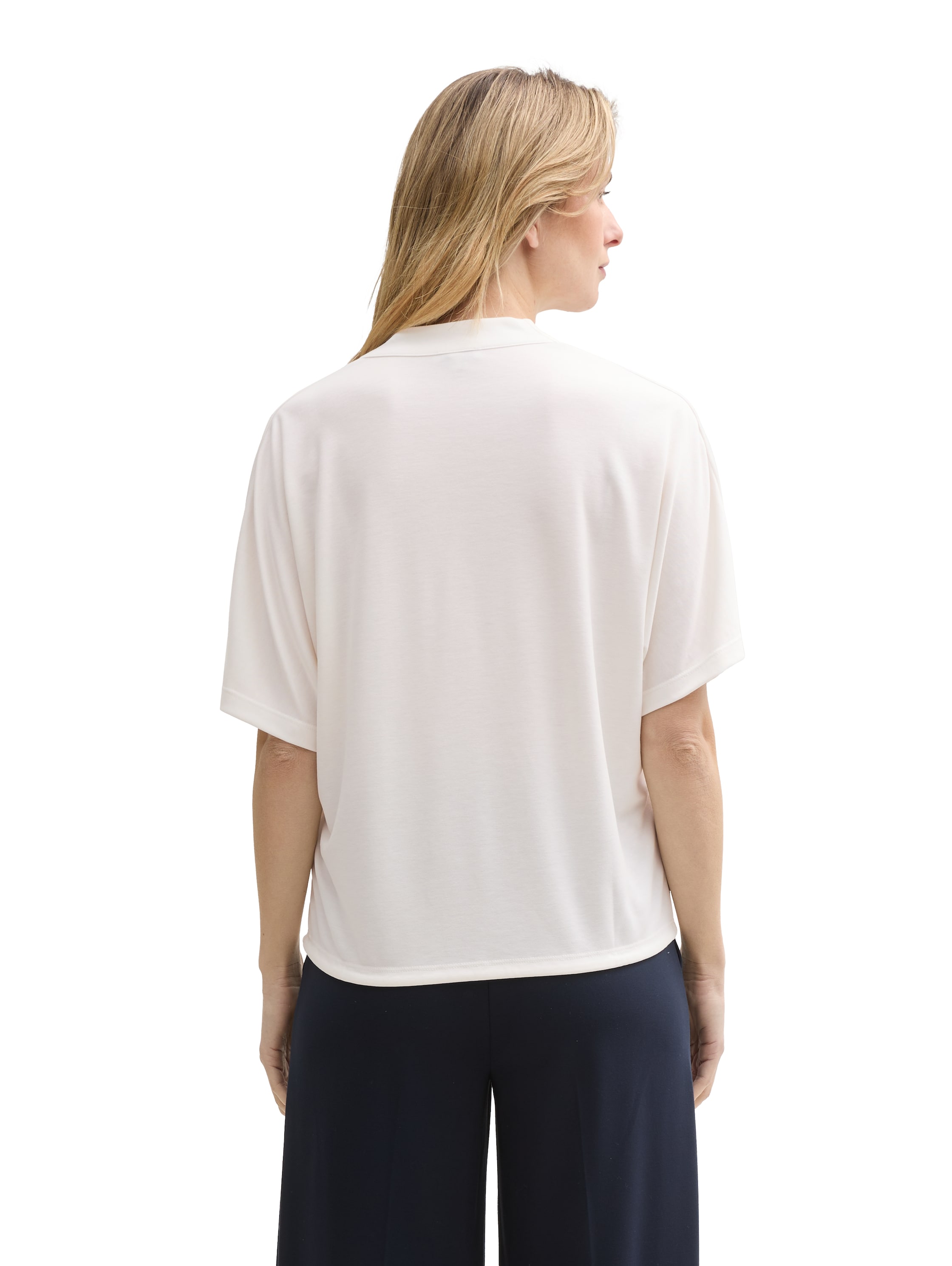 T-shirt col V et boucle au bas 