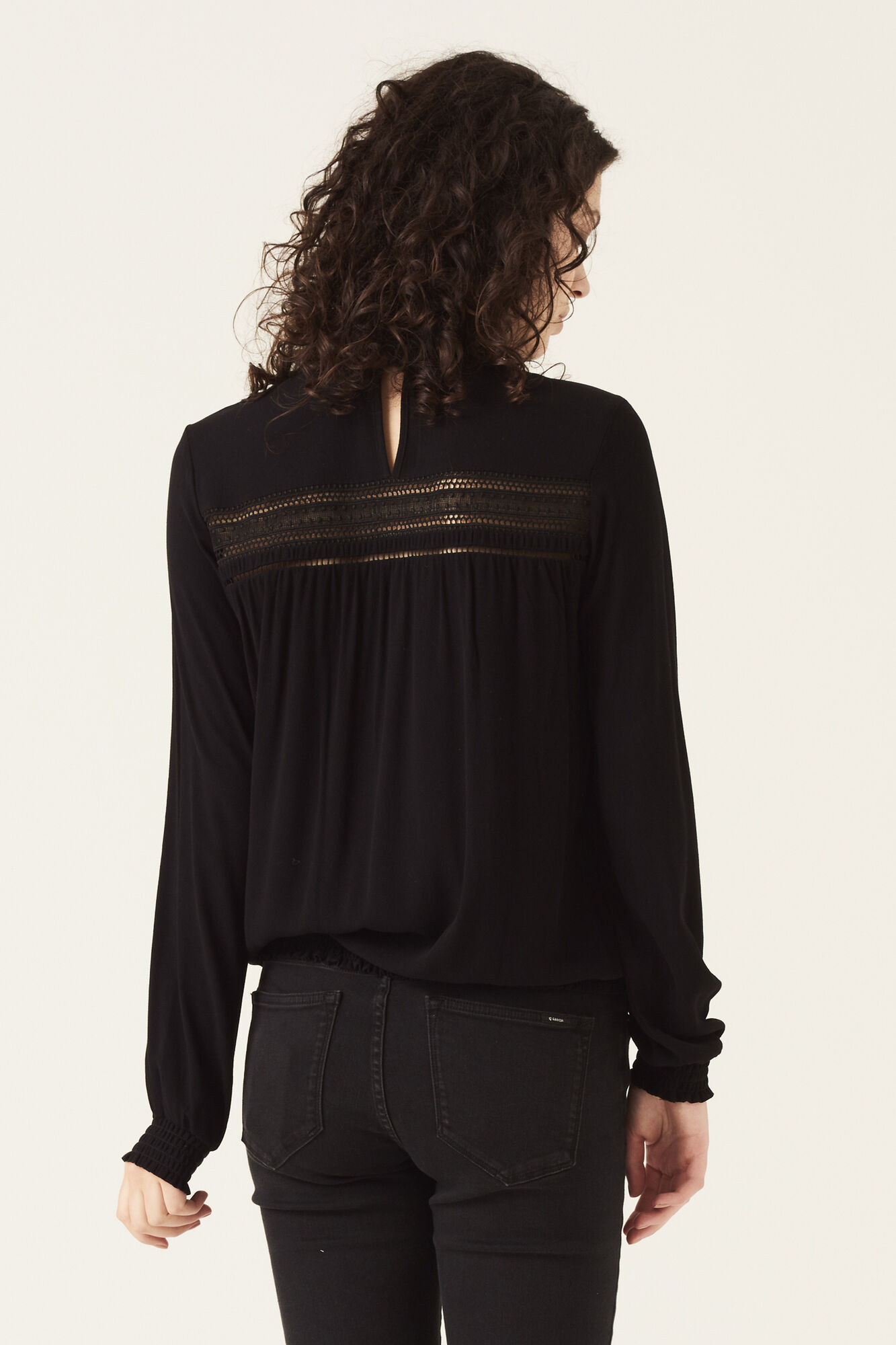 Blouse col montant / ourlet nid d