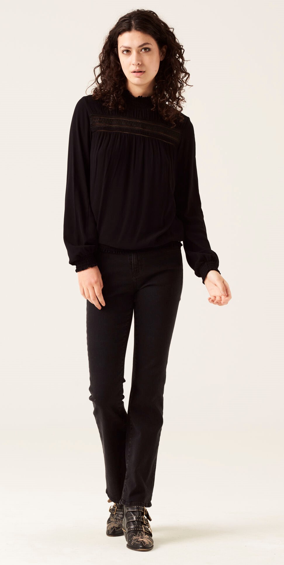 Blouse col montant / ourlet nid d